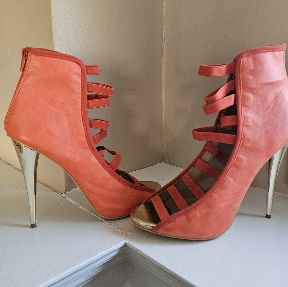 Neon orange heels with Gold tips and heel 👠 size 11